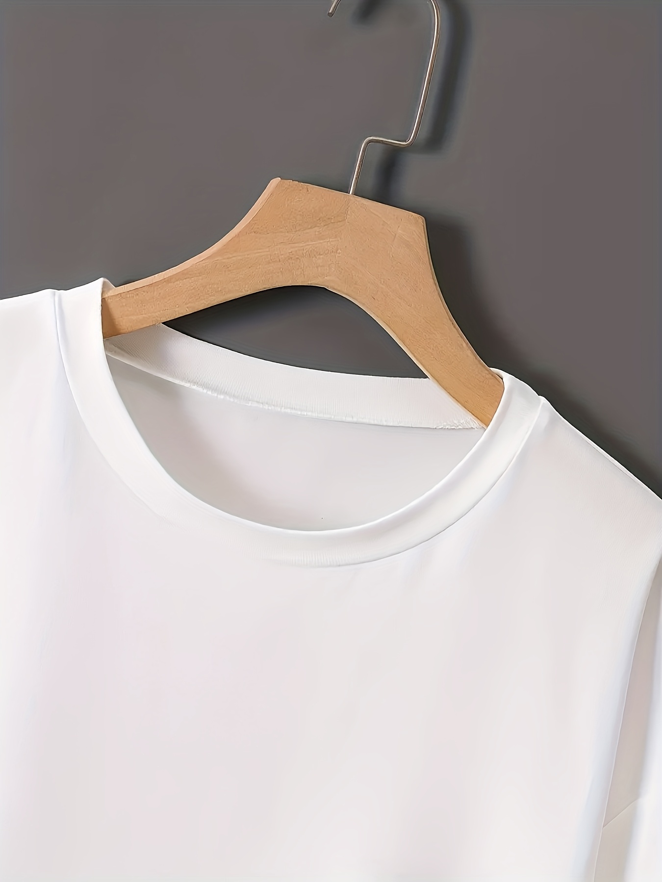 A Printed T-shirt with A Retro - Summer Clothing Must Haves recension och pris
